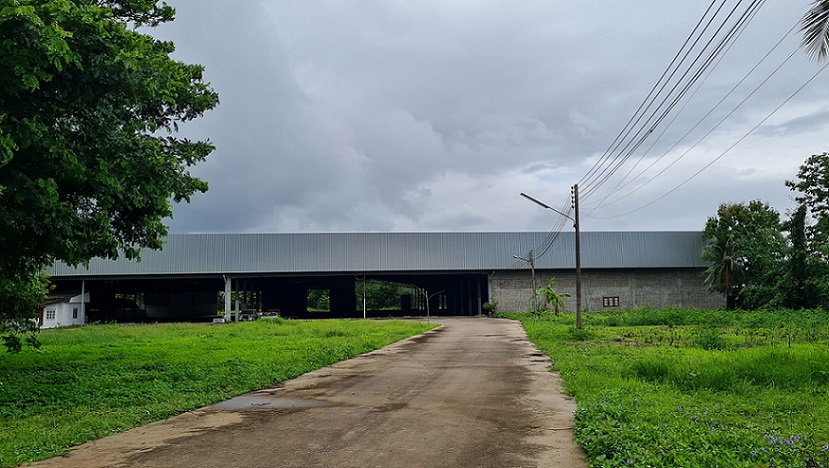 รูป อู่ซ่อมรถ และบ้านพักอาศัย ตั้งอยู่ติดถนน แม่สอด-อุ้มผาง (1090) อำเภอแม่สอด จังหวัดตาก รหัสแฟ้ม 65-00301 หรือ 30408-0001 ติดต่อคุณวันวิสา - รูปที่ 1/17