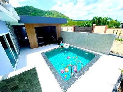 Houses for sale Hua Hin Prachaubkirikhan : Spacious 3-Bedroom Villa with Indoor Pool 6471222