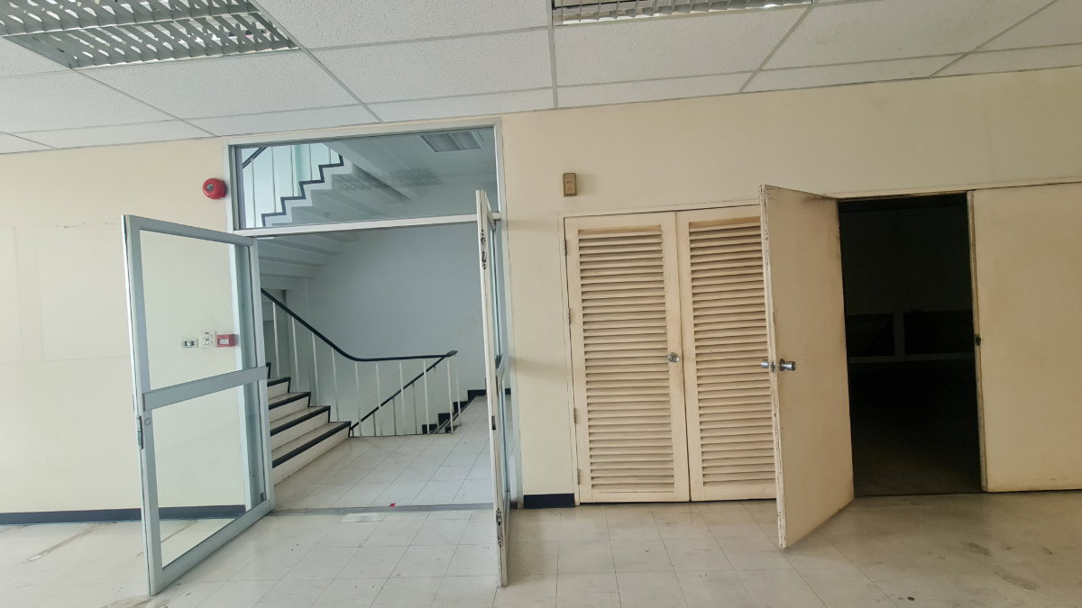 รูป อาคารสำนักงาน 3.5 ชั้น ติดถนน พหลโยธิน ตำบล สลกบาตร อำเภอ ขาณุวรลักษบุรี จังหวัด กำแพงเพชร รหัสแฟ้ม : 68-00011 หรือ 31385-0001 ติดต่อคุณวันวิสา - รูปที่ 10/19