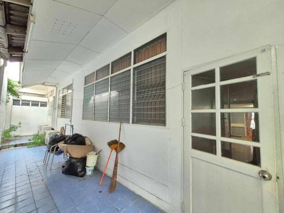 รูป HR3527ให้เช่าบ้านเดี่ยวทาวน์อินทาวน์ ทำเลทองเลียบด่วนรามอินทรา พื้นที่กว้าง 200+ ตรม. จอดรถ 4 คัน เดินไปโลตัส/เดอะซีน เพียง 1 นาที - รูปที่ 2/15