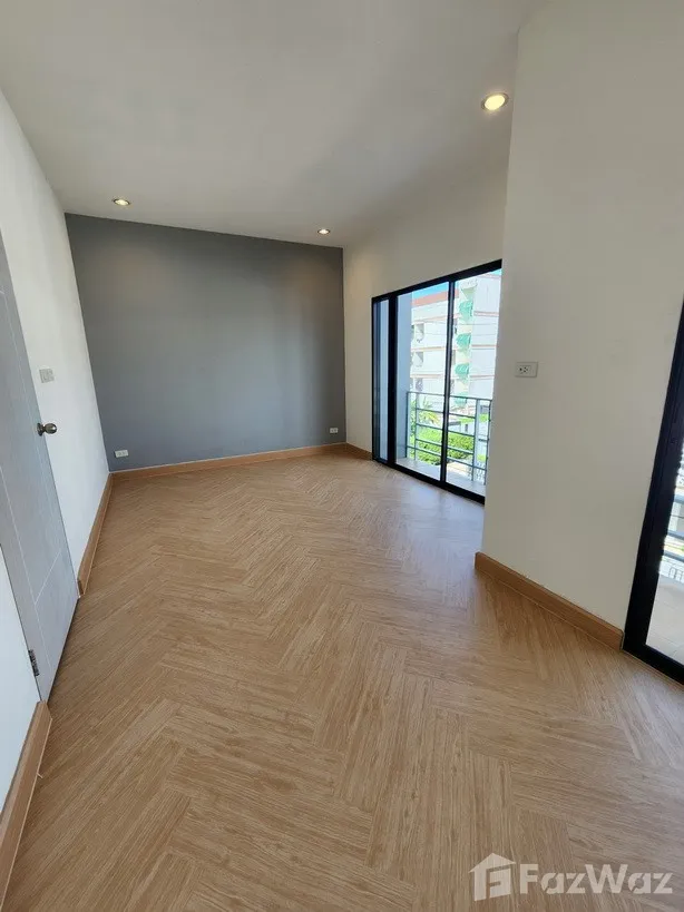 รูป ทาวน์โฮมสไตล์โมเดิร์น บ้านใหม่ 3ชั้น ย่านวัชรพลซอย9 เทพรักษ์ 6475484 - รูปที่ 8/20