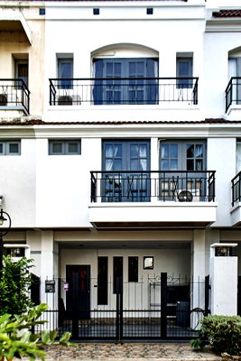 Townhouses for rent Chiang Mai : 3-story townhome for rent near Waree School