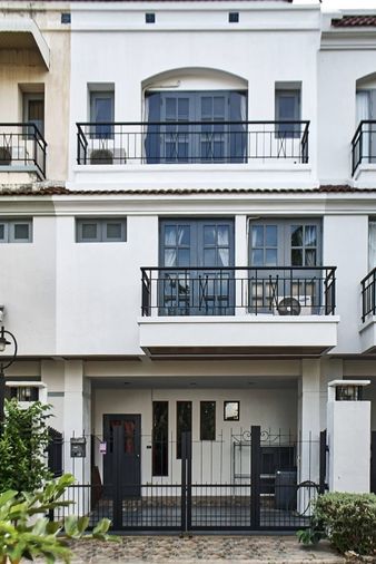 ทาวน์โฮม 3 ชั้นให้เช่าใกล้กับโรงเรียนวารี. บ้านอยู่ในโครงการ  4ห้องนอน