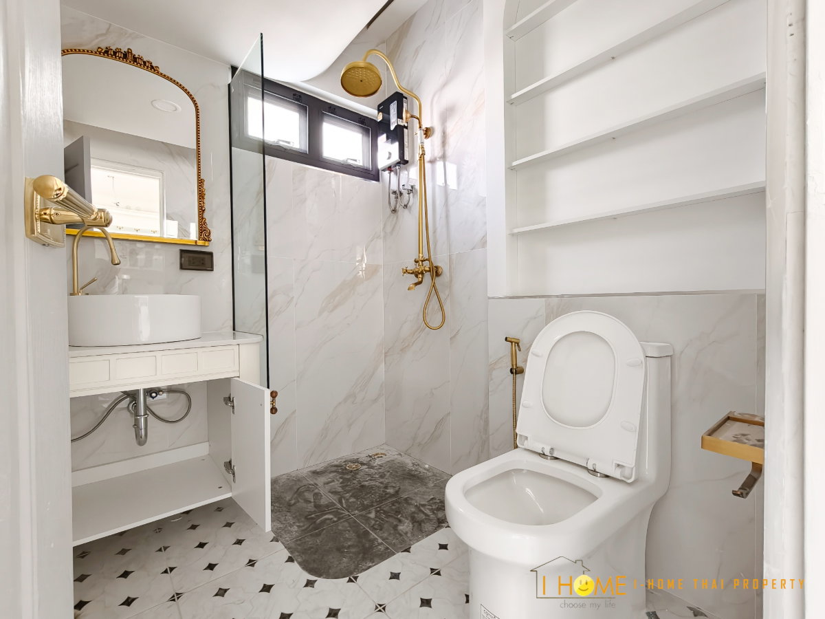 รูป   ขายบ้านเดี่ยวสองชั้น รีโนเวทใหม่   4 ห้องนอน 3 ห้องน้ำ  1 ห้องครัว  2 ที่จอดรถ   #C8MG100701 - รูปที่ 18/33