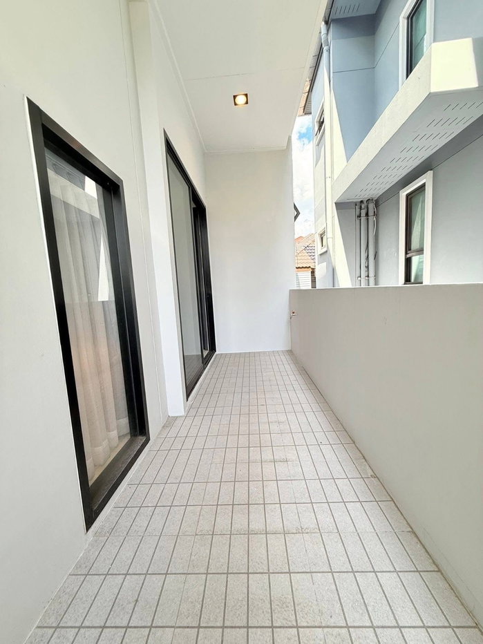 รูป (AP107) ให้เช่าบ้านเดี่ยวรัชดา 3 ชั้น 7 ห้องนอน 5 ห้องน้ำ I อยู่อาศัยหรือเป็นออฟฟิศ สำนักงานได้ จอดรถในบ้านได้ 4 คัน I เดินทางสะดวก ใกล้ MRT สุทธิสาร - รูปที่ 10/17