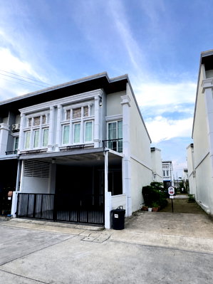 Townhouses for sale Samut Prakarn : Golden Town Sukhumvit – BTS Bearing (Corner Unit) 2-storey townhouse, corner unit with extended space.