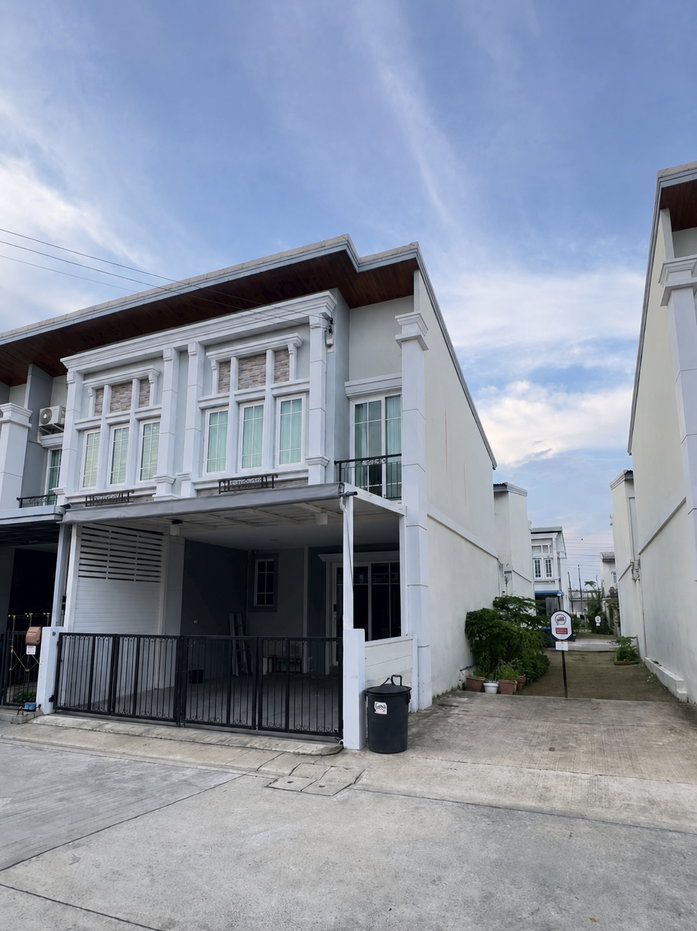 picture Golden Town Sukhumvit – BTS Bearing (Corner Unit) 2-storey townhouse, corner unit with extended space. - 1/41