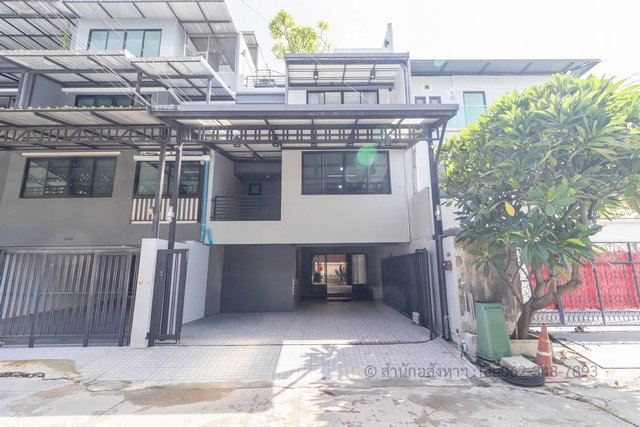 รูป ให้เช่า ทาวน์โฮม 3 ชั้น ซอยภาวนา 5 (ลาดพร้าว 41) หลังใหญ่ 268 ตร.ม. ทำออฟฟิศได้ สภาพแต่งใหม่ มีสวนลอยฟ้าและครัวใหญ่สะใจ! - รูปที่ 1/23