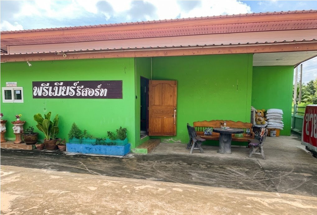รูป ขายรีสอร์ทใกล้วัดป่าบ้านตาด(อุดรธานี) เนื้อที่ 1 ไร่เต็ม  บ้านหลังใหญ่ 1 หลัง   บ้านเดี่ยวสำหรับลูกค้า: 2 หลัง  โซนห้องพักลูกค้า: มีทั้งหมด 7 ห้อง     - รูปที่ 2/12