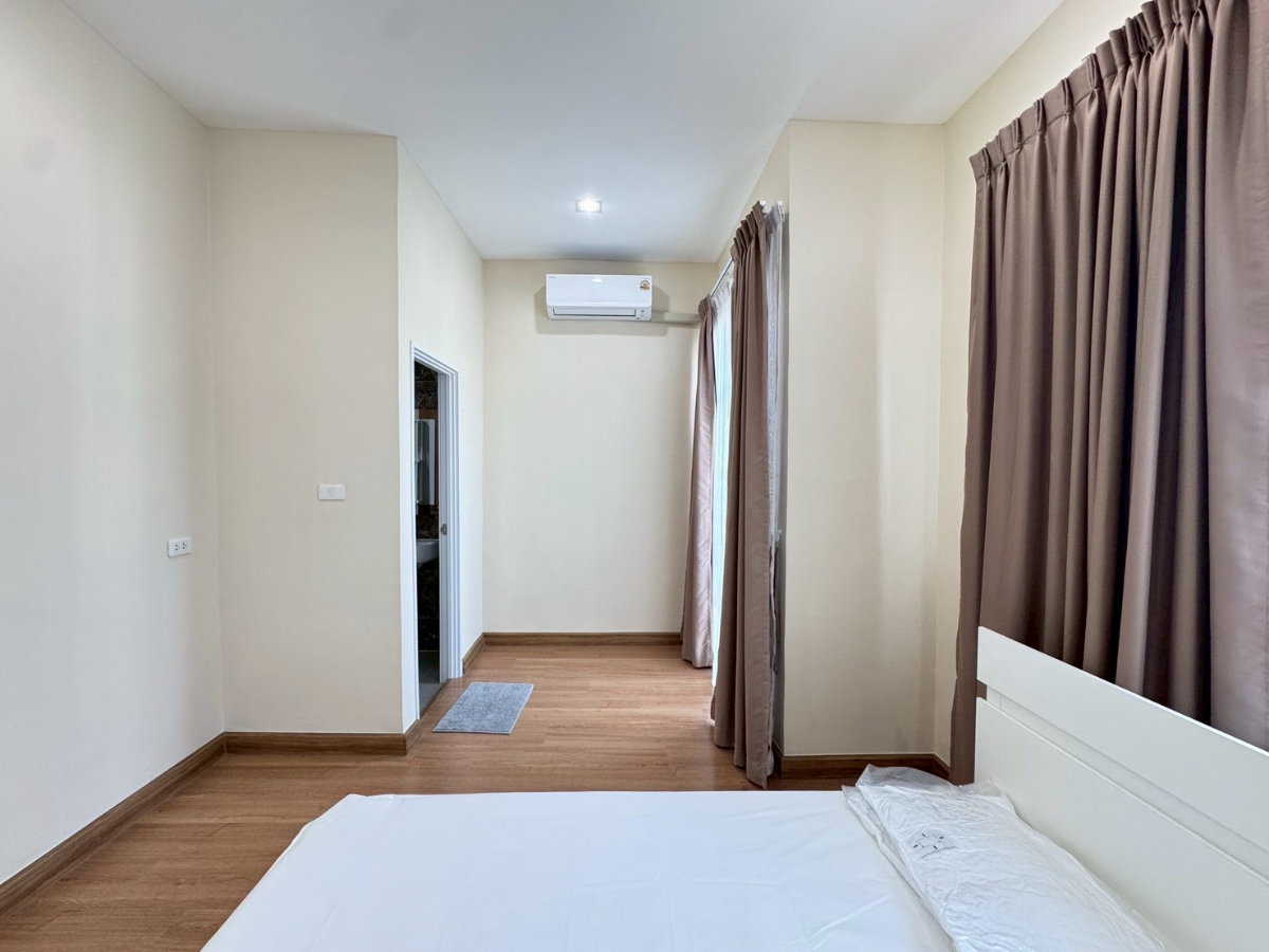picture Golden Town Sukhumvit – BTS Bearing (Corner Unit) 2-storey townhouse, corner unit with extended space. - 25/41