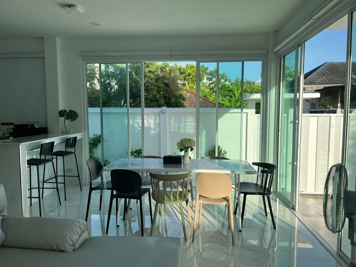 รูป HR3526ให้เช่า บ้านเดี่ยวสไตล์ Modern Minimal 5 ห้องนอน ใกล้สุวรรณภูมิ ตื่นเช้าพร้อมแสงธรรมชาติ บ้านโปร่ง โล่ง รับลมดี - รูปที่ 10/18