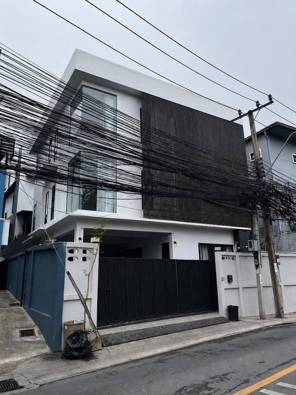 รูป (AP107) ให้เช่าบ้านเดี่ยวรัชดา 3 ชั้น 7 ห้องนอน 5 ห้องน้ำ I อยู่อาศัยหรือเป็นออฟฟิศ สำนักงานได้ จอดรถในบ้านได้ 4 คัน I เดินทางสะดวก ใกล้ MRT สุทธิสาร - รูปที่ 2/17