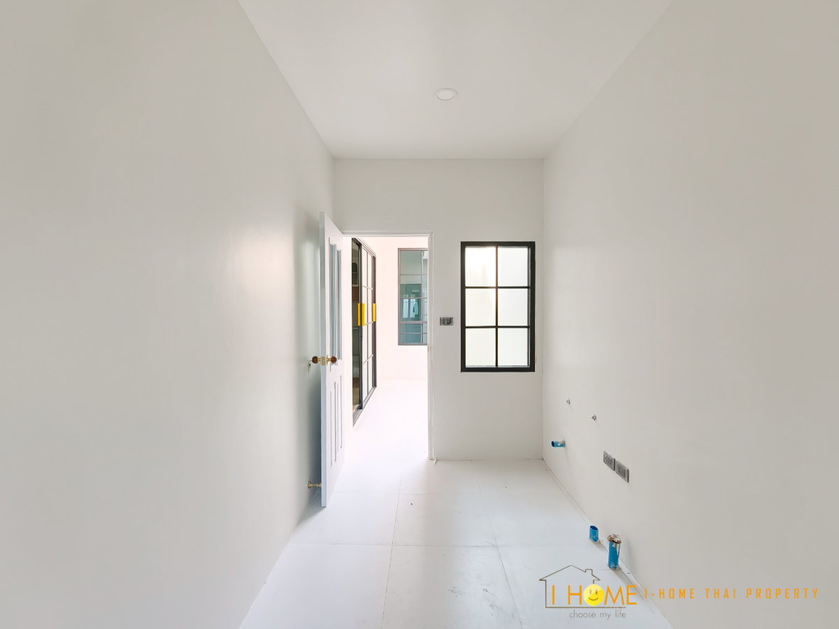 รูป   ขายบ้านเดี่ยวสองชั้น รีโนเวทใหม่   4 ห้องนอน 3 ห้องน้ำ  1 ห้องครัว  2 ที่จอดรถ   #C8MG100701 - รูปที่ 17/33