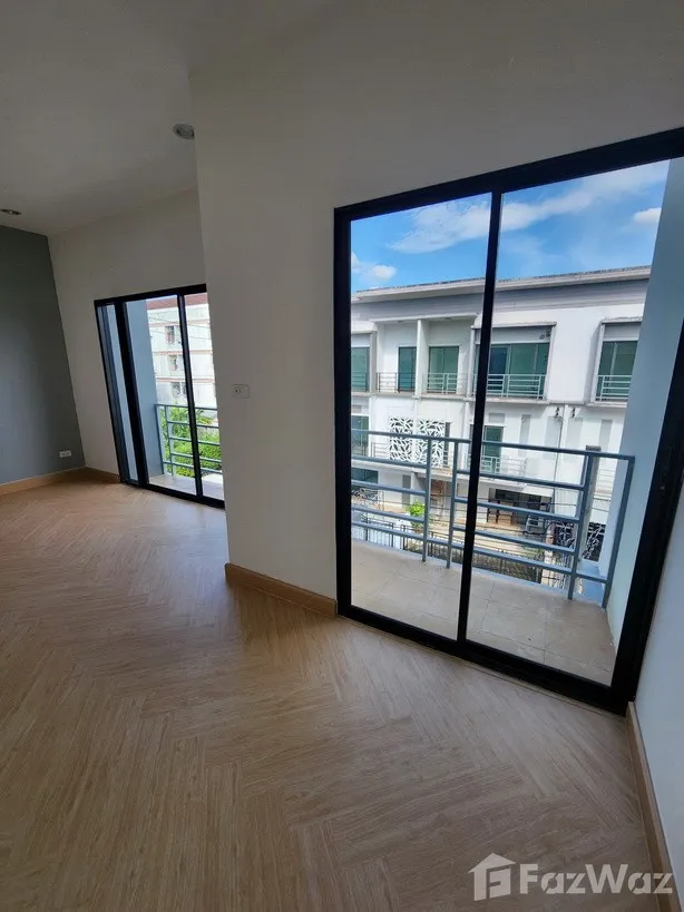 รูป ทาวน์โฮมสไตล์โมเดิร์น บ้านใหม่ 3ชั้น ย่านวัชรพลซอย9 เทพรักษ์ 6475484 - รูปที่ 5/20