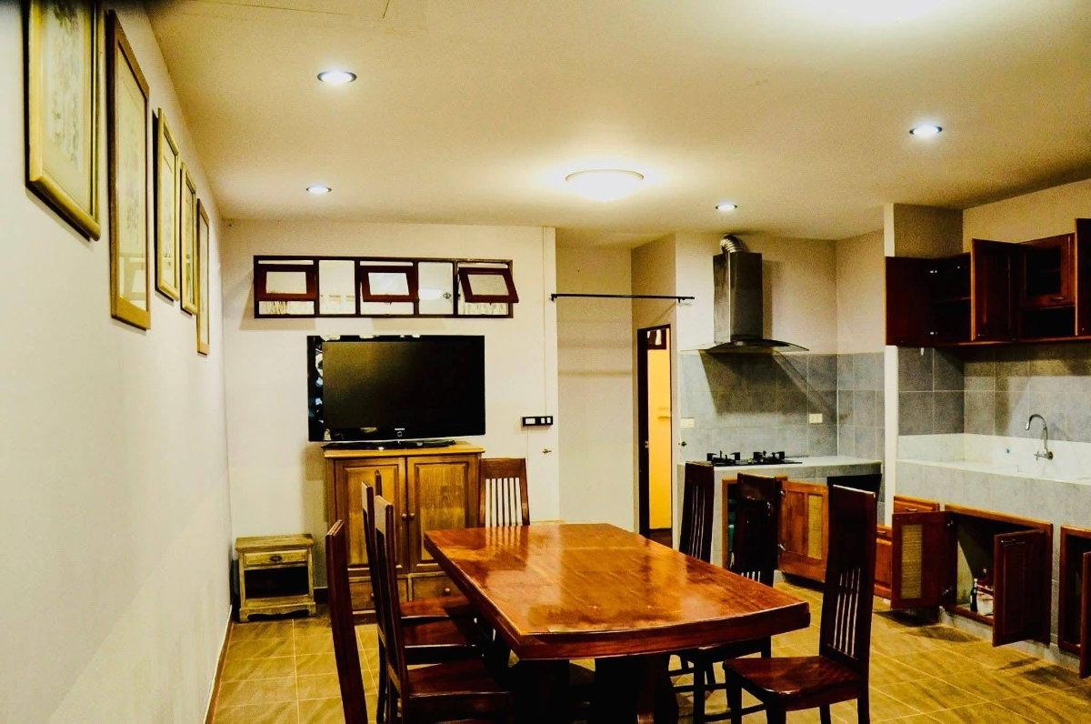 picture 3-story townhome for rent near Waree School - 10/15