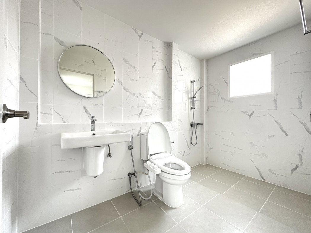 รูป ให้ เช่า บ้านเดี่ยว พร้อมอยู่ ยกกระเป๋าเข้าอยู่ได้เลย โมเดน บางนา ศรีนครินทร์ 210 ตรม 54 ตรว ตกแต่งแล้ว - รูปที่ 5/10