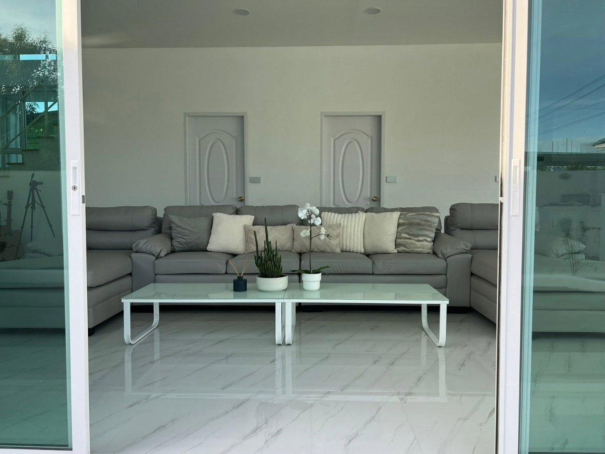 รูป HR3526ให้เช่า บ้านเดี่ยวสไตล์ Modern Minimal 5 ห้องนอน ใกล้สุวรรณภูมิ ตื่นเช้าพร้อมแสงธรรมชาติ บ้านโปร่ง โล่ง รับลมดี - รูปที่ 3/18
