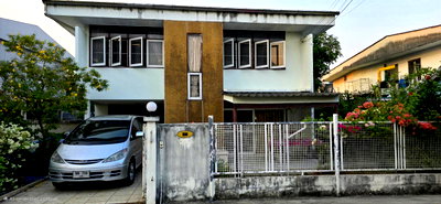 Houses for sale  Sena : Located at Soi Chokchai 4, Soi 50, Alley 1, Chokchai 4 Road, Lat Phrao Subdistrict, Lat Phrao District, Bangkok, Thailand.