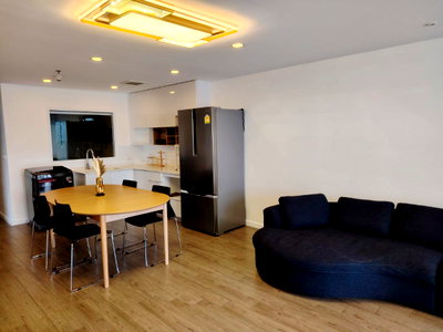 คอนโดให้เช่า : Condo for RENT : State Tower  𝐒𝐢𝐳𝐞 :   127 sqm.  3 Bed /2 Bath / 2 Balconies / City view   𝐅𝐥𝐨𝐨𝐫 :  29th Fully furnished  ✅2 Car parkings