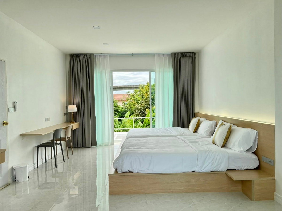 รูป HR3526ให้เช่า บ้านเดี่ยวสไตล์ Modern Minimal 5 ห้องนอน ใกล้สุวรรณภูมิ ตื่นเช้าพร้อมแสงธรรมชาติ บ้านโปร่ง โล่ง รับลมดี - รูปที่ 2/18