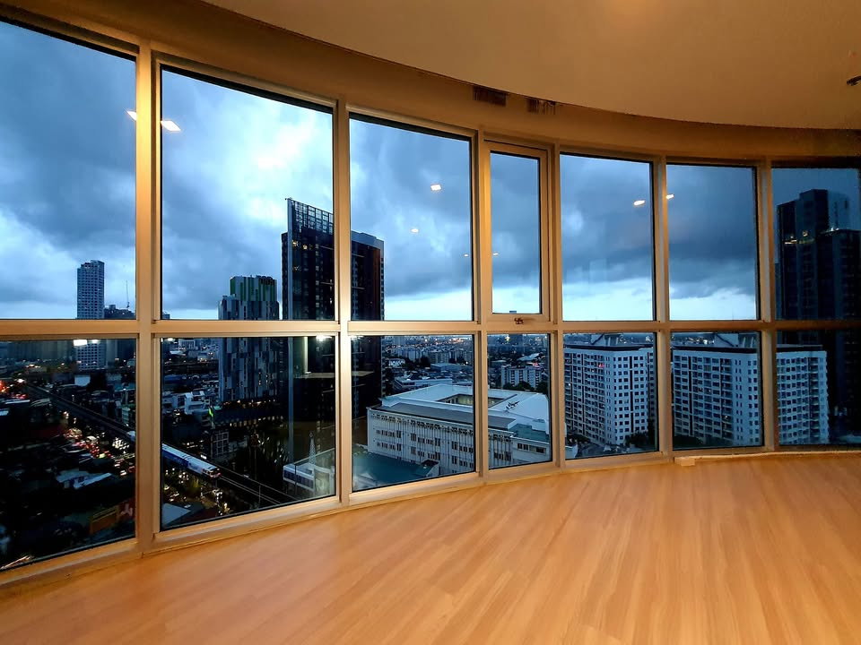 picture Condo for RENT : Skywalk Residence 𝐒𝐢𝐳𝐞 : 54 sqm. 1 Bed /1 Bath (Bathtub) / Corner Room/ City view 𝐅𝐥𝐨𝐨𝐫 : 21st - 9/14