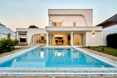 Houses for sale Muang Chiang Mai Stadium :  Luxury two-story pool villa with 5 bedrooms, 5 bathrooms, 1 kitchen, and 3 parking spaces.