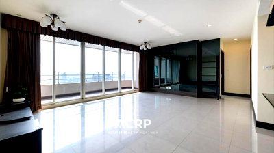 ขายคอนโด : ขายคอนโดหรู Watermark Chaophraya River 3 ห้องนอน, 3 ห้องน้ำ(และ 1 ห้องนอนเมทพร้อม 1 ห้องน้ำ)
