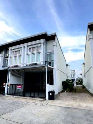 Townhouses for sale Samut Prakarn : Golden Town Sukhumvit – BTS Bearing (Corner Unit) 2-storey townhouse, corner unit with extended space.