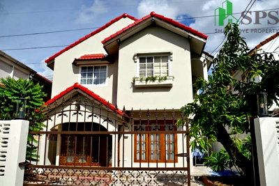 Houses for rent Bangkok : For Rent: Newly Renovated 2-Storey Detached House in Town in Town (SPSSR259)