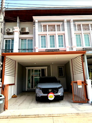 เช่าทาวน์โฮม วิทยาลัยพณิชยการบางนา : 🏡✨ บ้านให้เช่า รีโนเวทใหม่ทั้งหลัง Golden Town สุขุมวิท-สถานีรถไฟฟ้าแบริ่ง 3 ห้องนอน 3 ห้องน้ำ หน้าบ้านติดถนนหลัก ไม่มีบ้านฝั่งตรงข้าม พร้อมเข้าอยู่ 