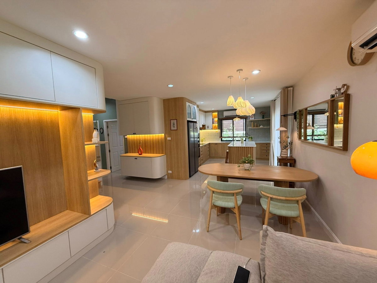 รูป   ขายบ้านเดี่ยว 2 ชั้น บ้านในหมู่บ้านเงียบสงบ บ้านมือสองสภาพใหม่พร้อมโรงรถ   #CSP100915 - รูปที่ 3/16