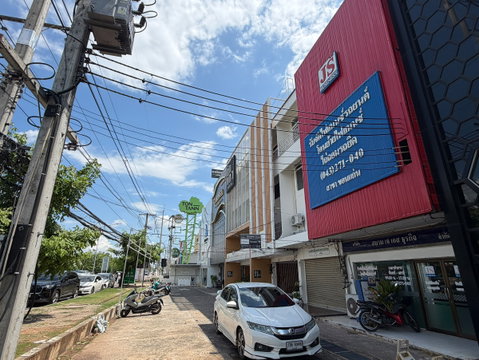 Three-and-a-half-story commercial building for rent, located on Mittraphap Road, opposite Ton Tan Market, Khon Kaen.