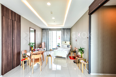 Condos for sale : Menam Residences  Luxuriously Elevated Unit