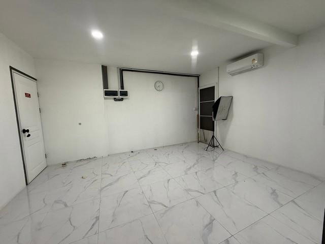 รูป MKR17 ให้เช่าโกดังบางบัวทอง ซอยลำโพ 31 เนื้อที่ 200 ตารางวา พื้นที่ใช้สอย 400 ตารางเมตร มีออฟฟิศกระจกพร้อมบ้านน็อคดาวน์ แอร์ 4 เครื่อง - รูปที่ 9/9