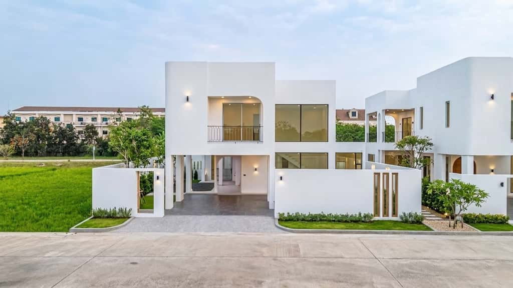 รูป ขายบ้าน Modern Pool Villa โครงการรัตนซีรีน วิวภูเขา โอบล้อมทุ่งนา ทำเลหายาก ใกล้ Lanna International School เพียง 900 เมตร  - รูปที่ 1/62