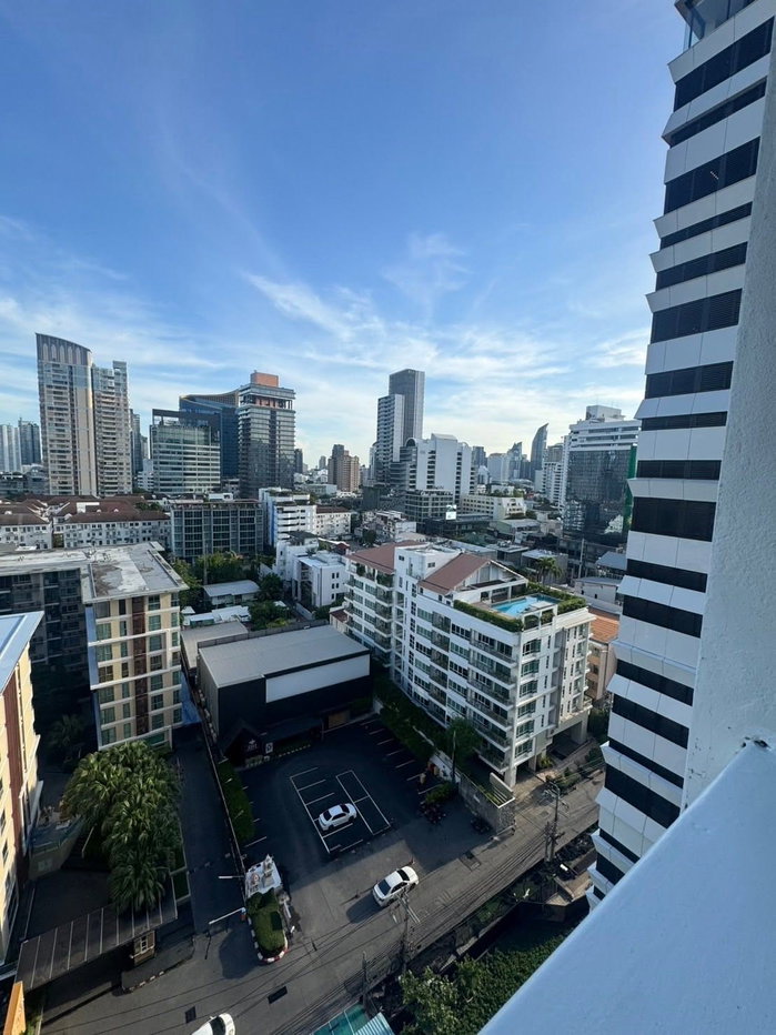 picture Condo for RENT : Thonglo Tower 𝐒𝐢𝐳𝐞 : 50 sqm. 𝐓𝐲𝐩𝐞 : 1 Bed 1 Bath / Unblocked view / Balcony 𝐅𝐥𝐨𝐨𝐫 : 15th Building : A - 12/17