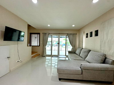 Townhouses for rent Pathumwan Institute of Technology : For rent 3-storey townhouse, Baan Klang Muang Rama 9 (Motorway)