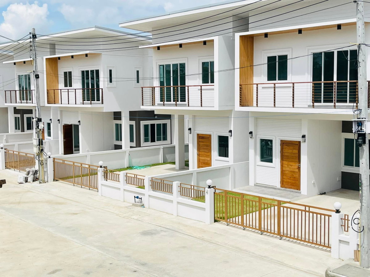 Two-storey detached house for sale  3 bedrooms 3 bathrooms and 2 parkings.