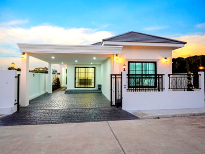 บ้านเดี่ยว ม.เชียงใหม่ : บ้านหรูสไตล์อังกฤษ ตกแต่งพร้อมเข้าอยู่   สระว่ายน้ำส่วนตัว บรรยากาศเงียบสงบ   วิวทุ่งนา #CDK100829 
