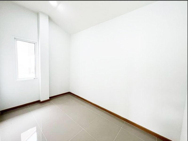 picture House for Sale 3 Bedrooms and    2 Bathrooms   - 10/15