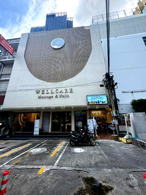 Shophouses for sale Bangkok : Sale!! 4.5-storey commercial building, Sukhumvit Soi 19 near BTS & MRT