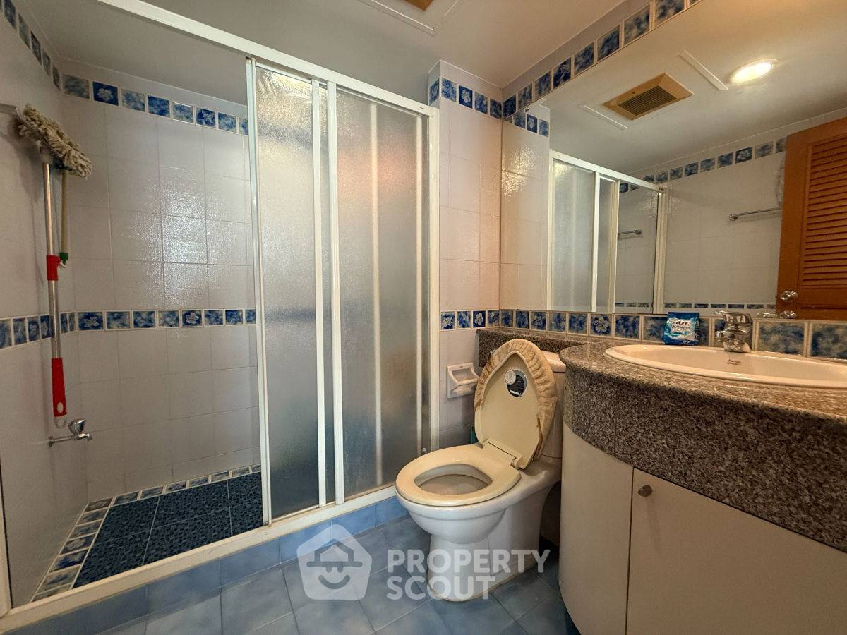 picture 2-BR Condo at Navin Court Condominium near BTS Phloen Chit (ID 2647666) - 10/16