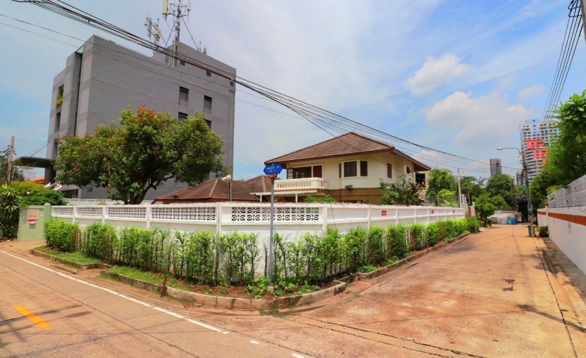 รูป ขายที่ดินพร้อมบ้าน แปลงหัวมุมหายาก! 174 ตร.ว. ลาดพร้าว 35 — ทำเลทองเชื่อมต่อรัชดาภิเษก - รูปที่ 3/10