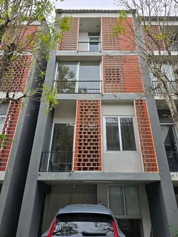 รูป MTR82 ปล่อยเช่าทาวน์โฮมโมเดิร์นลอฟท์ รามอินทรา 64 ขนาด 3 ห้องนอน 3 ห้องน้ำ จอดรถได้ 2 ถึง 3 คัน โถงสูงโปร่งมีชั้นลอย หน้าบ้านทิศใต้ - รูปที่ 1/10