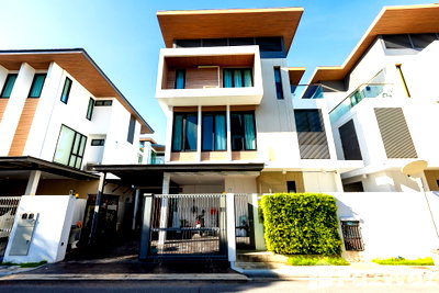 Houses for sale Bangna Commercial College : 3 bedroom for sale at The Ava Residence 5613844