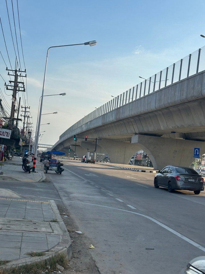 รูป ขายอาคารพาณิชย์ (ติดริมถนนสุขุมวิท) ทำเลดี - รูปที่ 13/14