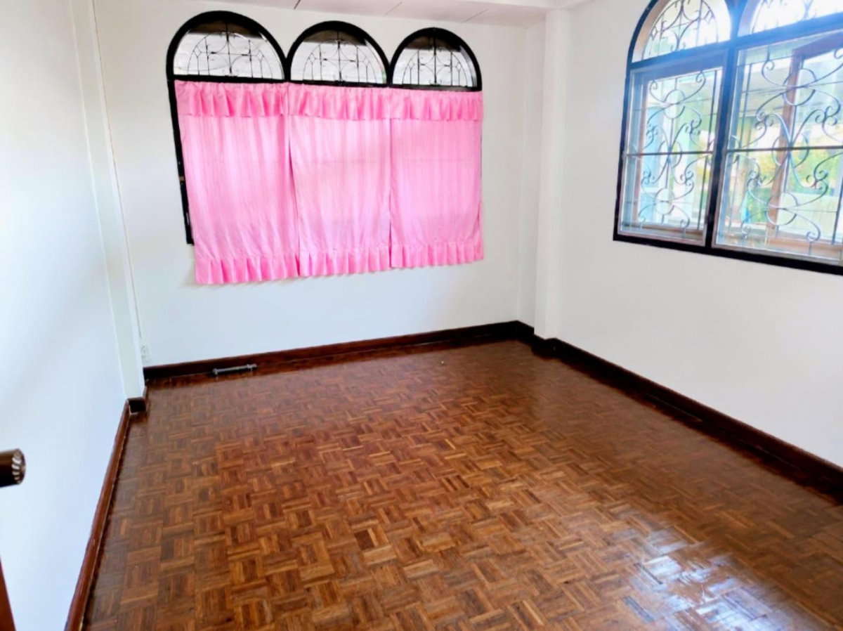 รูป ให้เช่าบ้านเดี่ยวหลังใหญ่ ใกล้ ม.เกษตร ศรีราชา - รูปที่ 2/9