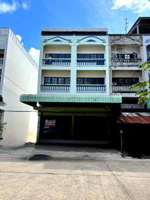 Shophouses for rent Phet Kasem Road : Building 3 floors, 2 units, Soi Ekachai 56 (Soi Ratchakru). Building size: 8 meters x 12 meters, with 50 square wa at the back.