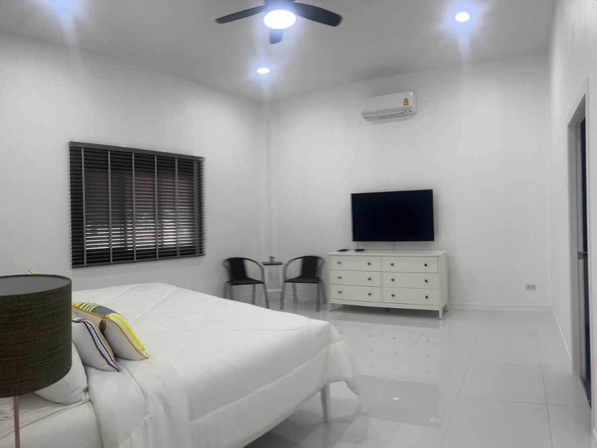 picture Modern Single-Storey House for Sale in a Peaceful Natural Setting - 6/19