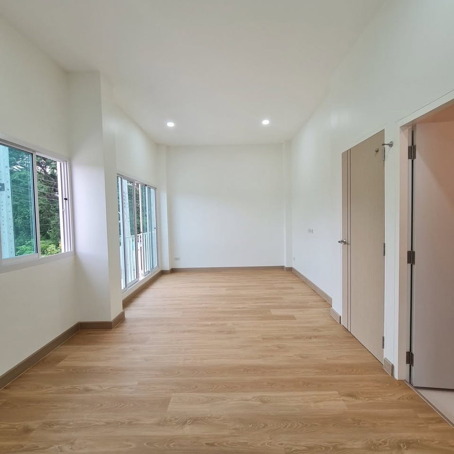 picture Two-Storey Detached House for Sale in a Prime Location - 9/16